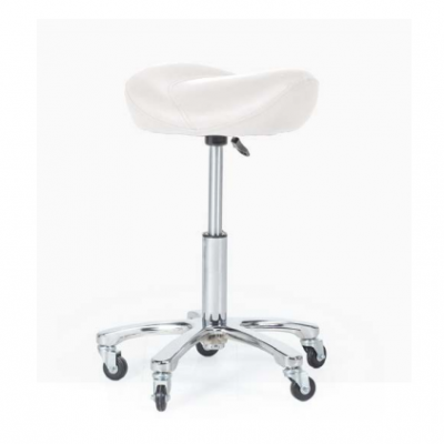 Banco giratório branco com base metálica cromada e rodízios.