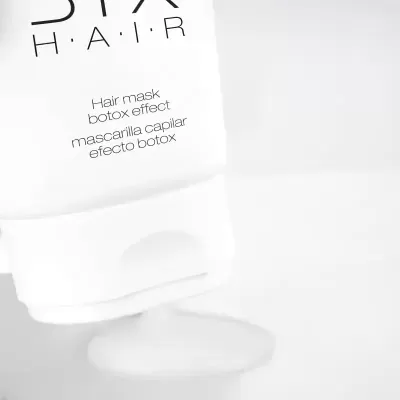 Tubo branco de máscara capilar SIX HAIR com texto em inglês e espanhol