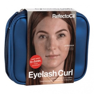 Caixa do produto RefectoCil Eyelash Curl com uma imagem de rosto feminino e bolsa azul ao fundo