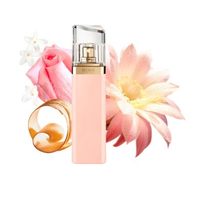 Frasco de perfume BOSS rosa claro com tampa transparente e flores no fundo