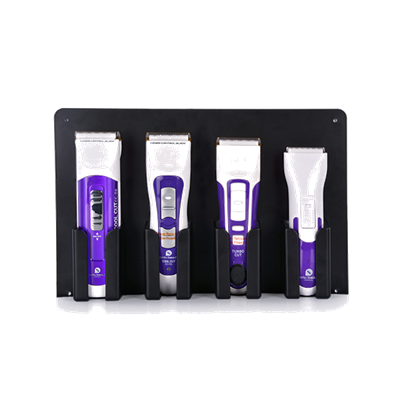 Conjunto de máquinas de cortar cabelo e utensílio de barbear em suporte preto