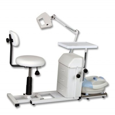 Equipamento médico com cadeira branca acolchoada, gavetas e luz articulada