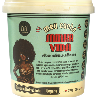 Recipiente de Máscara Hidratante Vegana Lola Cosméticos 930g com imagem de mulher de cabelo cacheado