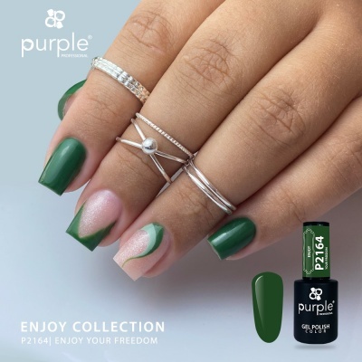 Mão com unhas verdes e rosa e anéis prateados ao lado de verniz Purple Gel Polish P2164