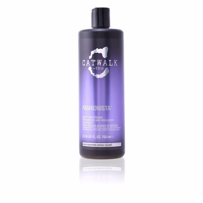 Frasco roxo CATWALK TIGI FASHIONISTA 750 ml em fundo branco