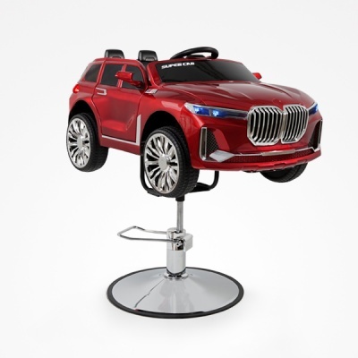 Cadeira de criança em forma de carro vermelho para salão de cabeleireiro