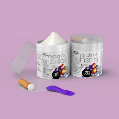 Frascos de 'misturinha fantástica' com pasta branca, tubo laranja de protetor labial e espátula roxa