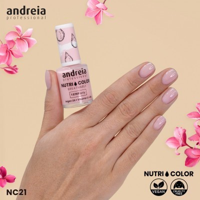 Mão com unhas pintadas de verniz rosa claro segurando verniz Andreia Professional Nutri Color NC21 com flores cor-de-rosa ao fundo