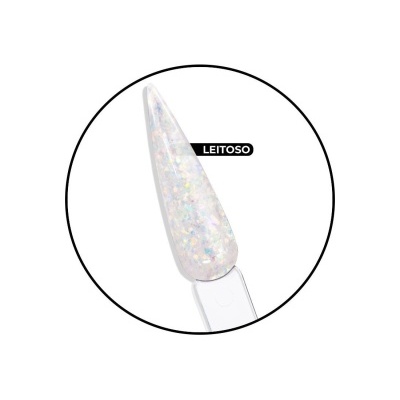 Amostra de verniz de unhas leitoso com glitter holográfico em fundo branco