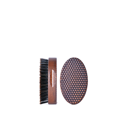 Escova para barba de madeira com cerdas pretas e base com padrão circular castanho.