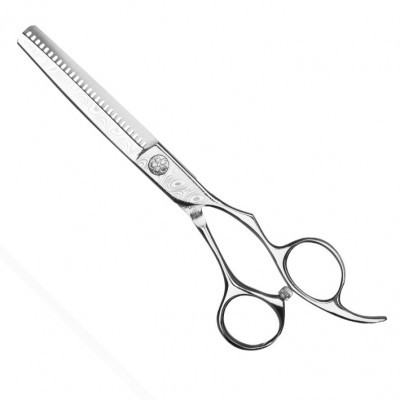 Tesoura de cabelo metálica prateada com lâmina dentada e cabo com duas argolas.