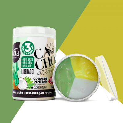Creme de pentear Meu Cacho Perfeito em pote branco com tampa ao lado, contendo creme tri-colorido verde, amarelo e branco