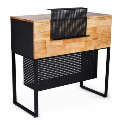 Móvel moderno de madeira clara com estrutura preta e painel perfurado
