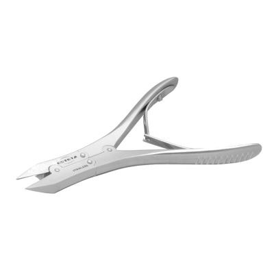 Instrumento metálico cinzento para cirurgia ou manicure com gumes afiados e texto STYLERS MADE IN ITALY.