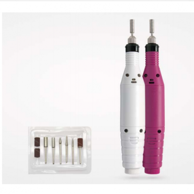 Dois dispositivos eléctricos para manicure, branco e rosa, com conjunto de pontas metálicas para manicure.