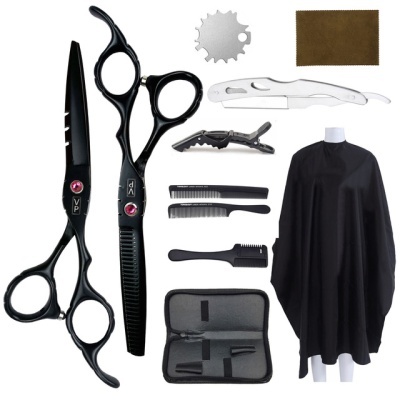 Conjunto de tesouras, pente, capa de corte, prendedor, navalhete e acessórios para cabelo em fundo branco