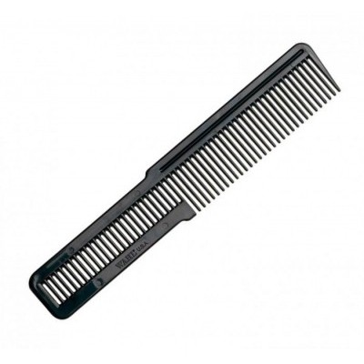 Pente preto de plástico com dentes largos e finos.