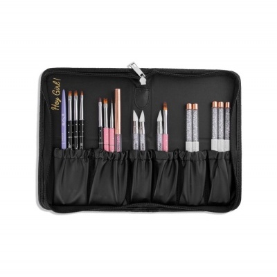 Estojo preto com pincéis de maquilhagem coloridos dentro