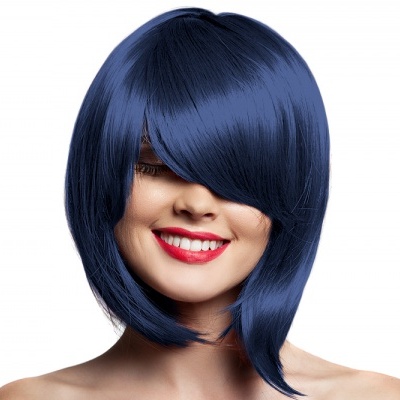 Mulher a usar peruca sintética azul escuro com corte assimétrico