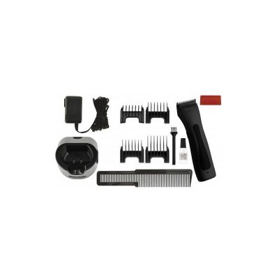 Kit para cortar cabelo com máquina preta e acessórios organizados sobre fundo branco