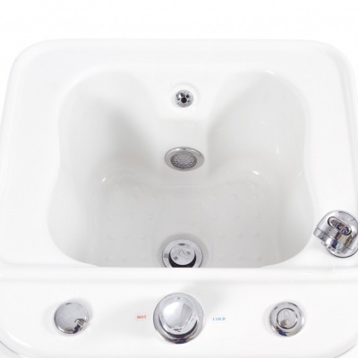 Tanque de lavar roupa branco com torneira e botões cromados