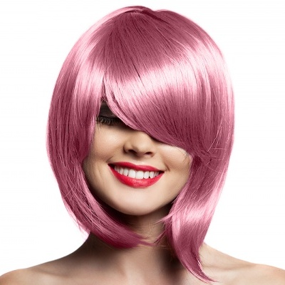 Peruca rosa brilhante com corte bob numa mulher com lábios vermelhos