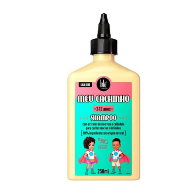 frasco amarelo de shampoo infantil com tampa preta e rótulo colorido