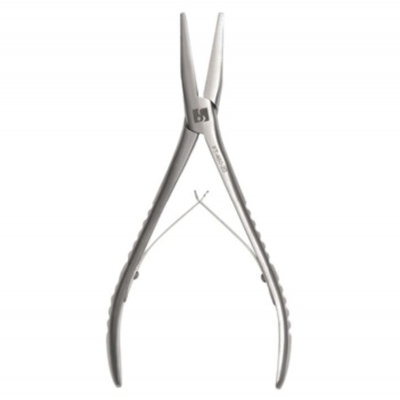 Alicate de pontas finas em metal prateado com alças antiderrapantes e mola