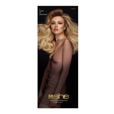 Mulher loira com extensões de cabelo em fundo preto, vestida com vestido castanho claro, texto promocional