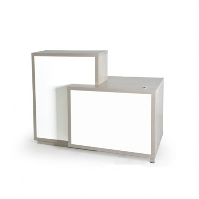 Mesa de centro ou apoio em madeira clara com superfícies brancas e design modular