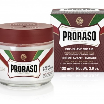 Frasco e caixa de creme pré-barba Proraso com design em branco, verde e vermelho.