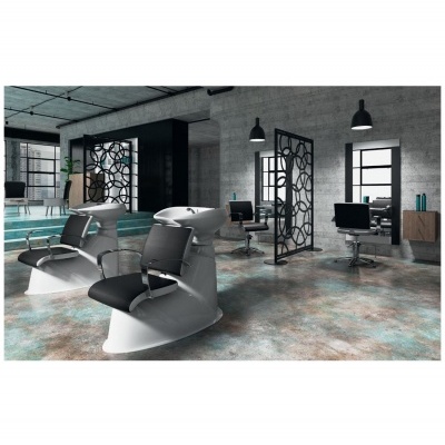 Interior de barbearia com cadeiras pretas e lavatórios brancos