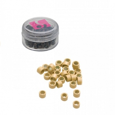 Anéis pequenos bege e castanho em recipiente transparente e soltos no fundo branco