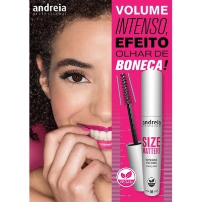 Rímel Andreia Professional Size Matters com modelo feminino e texto promocional em fundo rosa