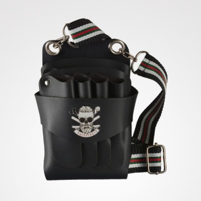 Bolsa preta com símbolo de caveira e tiras ajustáveis coloridas