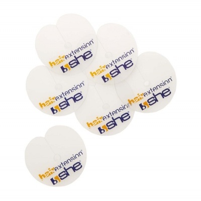 Etiquetas brancas em forma de coração com texto 'hair extension b she' sobre fundo branco