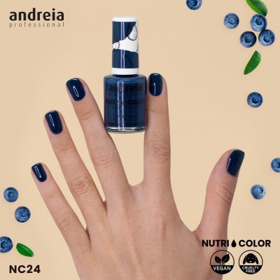 Mão com unhas pintadas de azul escuro segurando esmalte Andreia Professional Nutri Color NC24 com mirtilos no fundo.