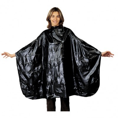 Poncho impermeável preto brilhante de material plástico usado por mulher