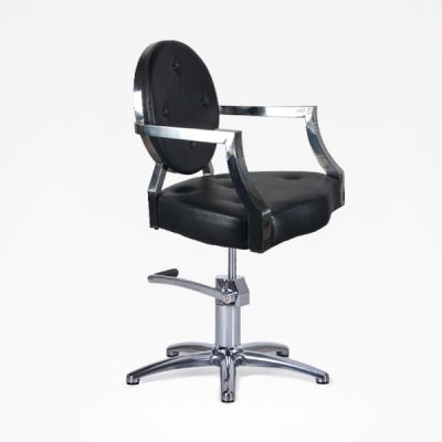 Cadeira giratória de escritório preta com estrutura metálica cromada