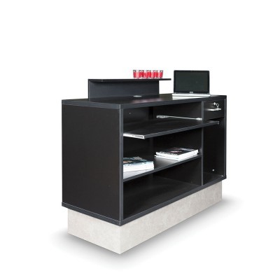 Balcão preto com prateleiras e gaveta, copos vermelhos e tablet