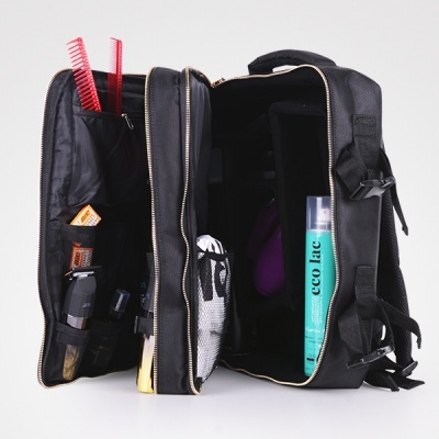 Mochila preta aberta com produtos de cuidado pessoal e pentes vermelhos visíveis