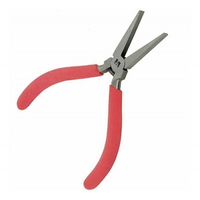 Alicate de ponta longa com punhos vermelhos e corpo metálico cinzento