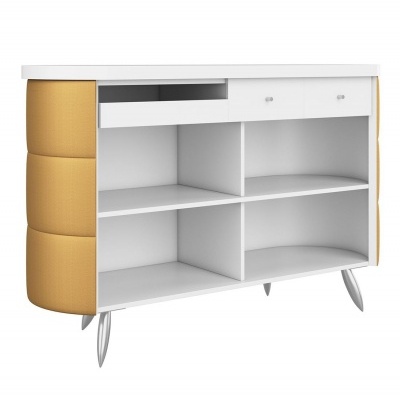 Aparador branco com laterais amarelas acolchoadas, gavetas e prateleiras abertas