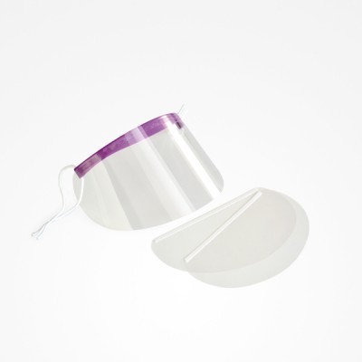 Máscara facial transparente com tira púrpura e elástico branco e duas peças semicirculares brancas