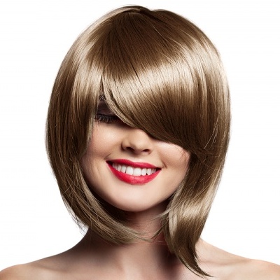 Mulher com peruca castanho claro curta e corte assimétrico, sorrindo com lábios vermelhos, fundo branco