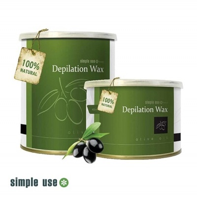 Duas latas verdes de cera de depilação com etiquetas 100% NATURAL