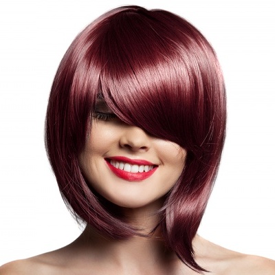 Mulher sorridente com peruca castanho-avermelhada de cabelo liso