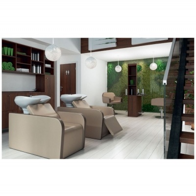 Salão de cabeleireiro com cadeiras de lavagem e decoração verde