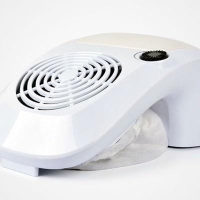 Ventilador elétrico branco com grelha circular e botão preto