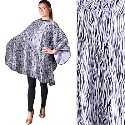 Capa de cabelo com padrão zebra, tecido sintético em modelo com leggings pretas.